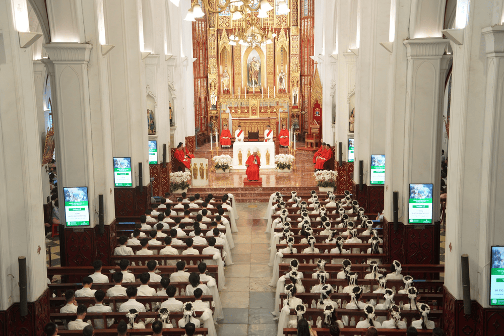 The large altar is elaborately decorated and the statues of saints are intricately carved (Source: Gi&aacute;o Xứ Ch&iacute;nh T&ograve;a H&agrave; Nội - Tổng Gi&aacute;o Phận H&agrave; Nội)